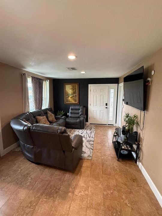 合同活跃: $350,000 (4 贝兹, 3 浴室, 1440 平方英尺)