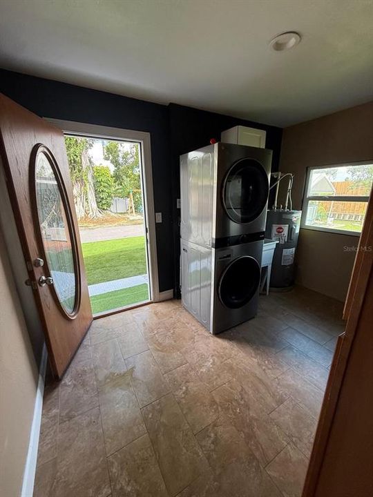 合同活跃: $350,000 (4 贝兹, 3 浴室, 1440 平方英尺)