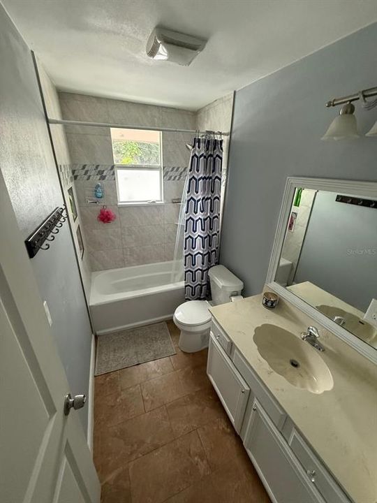 合同活跃: $350,000 (4 贝兹, 3 浴室, 1440 平方英尺)