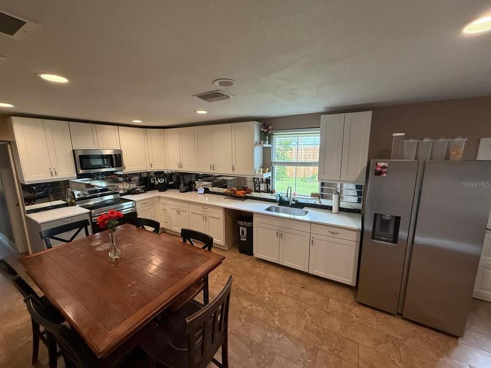 合同活跃: $350,000 (4 贝兹, 3 浴室, 1440 平方英尺)