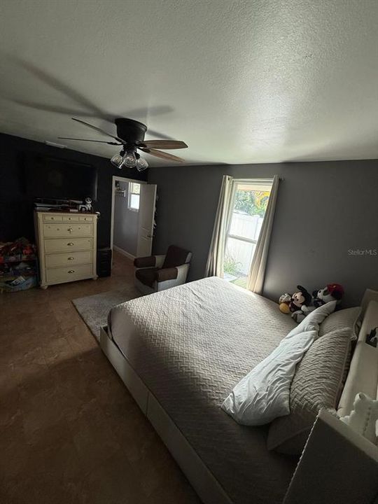 合同活跃: $350,000 (4 贝兹, 3 浴室, 1440 平方英尺)