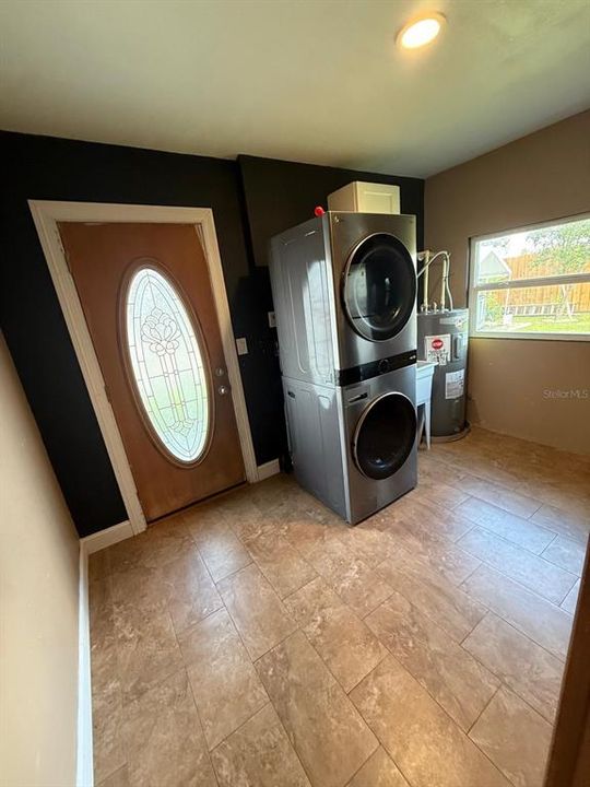 合同活跃: $350,000 (4 贝兹, 3 浴室, 1440 平方英尺)