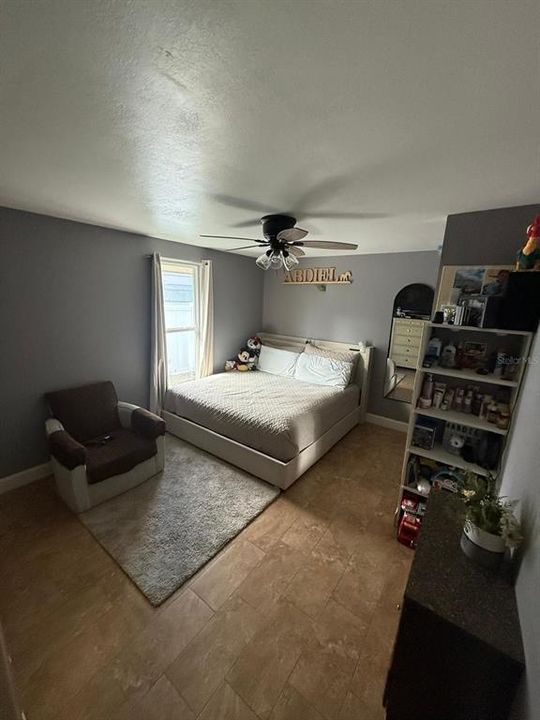 合同活跃: $350,000 (4 贝兹, 3 浴室, 1440 平方英尺)