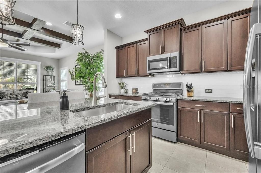 Под контрактом: $340,000 (2 спален, 2 ванн, 1525 Квадратных фут)