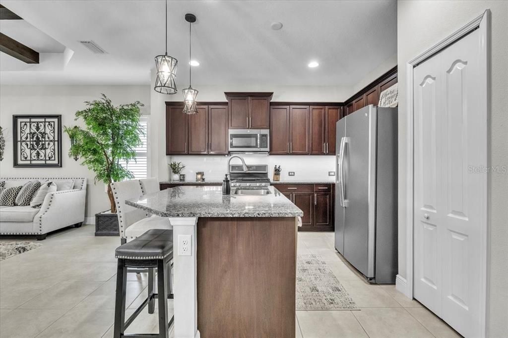 Под контрактом: $340,000 (2 спален, 2 ванн, 1525 Квадратных фут)