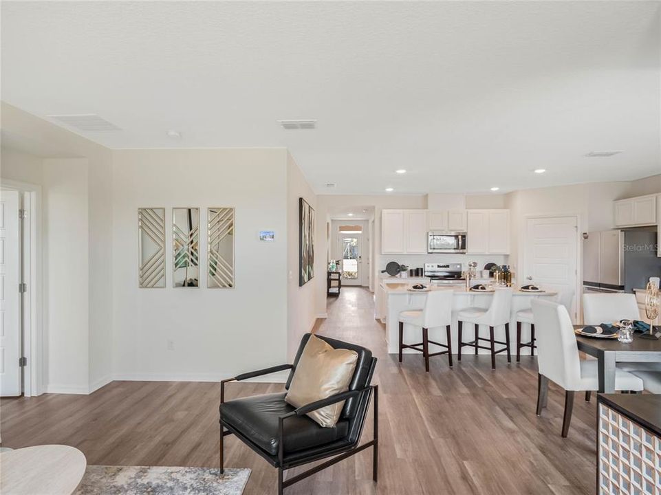 待售: $293,990 (4 贝兹, 2 浴室, 1828 平方英尺)