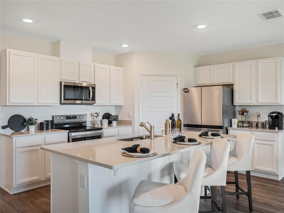 待售: $293,990 (4 贝兹, 2 浴室, 1828 平方英尺)