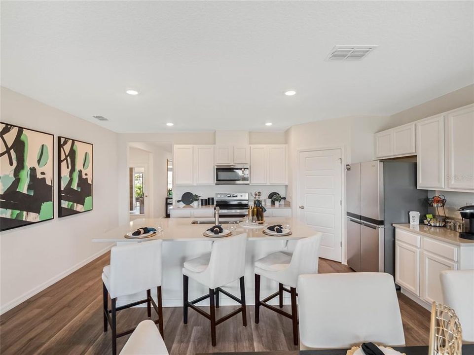 待售: $293,990 (4 贝兹, 2 浴室, 1828 平方英尺)