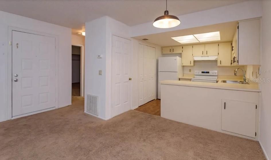 For Sale: $214,000 (2 beds, 2 baths, 918 Square Feet)