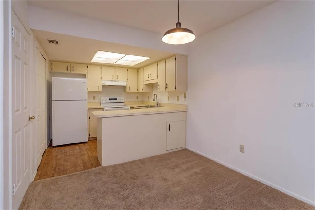 For Sale: $214,000 (2 beds, 2 baths, 918 Square Feet)