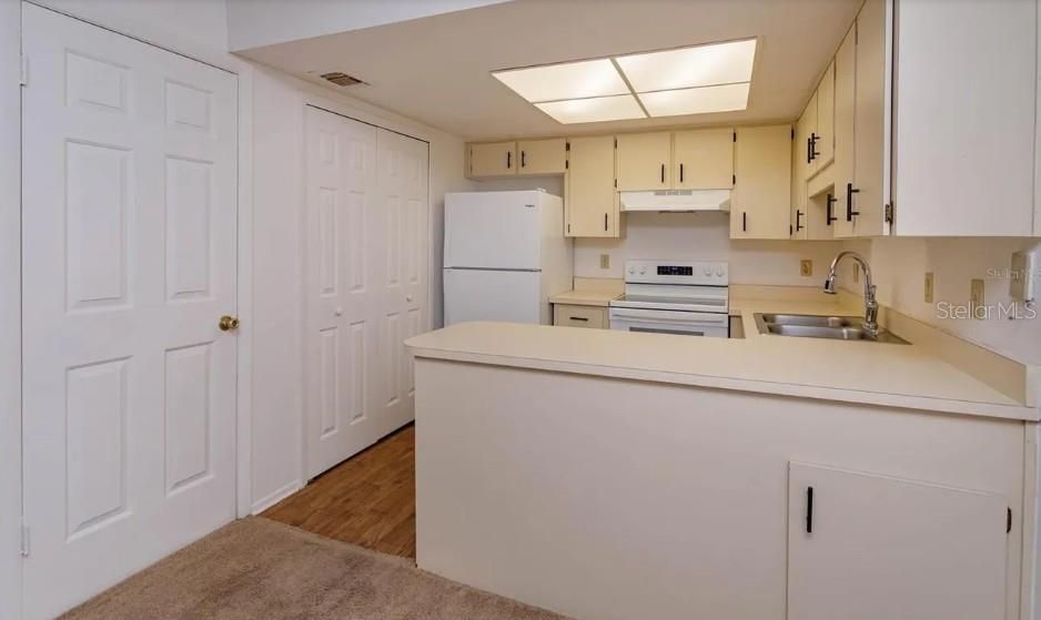 For Sale: $214,000 (2 beds, 2 baths, 918 Square Feet)