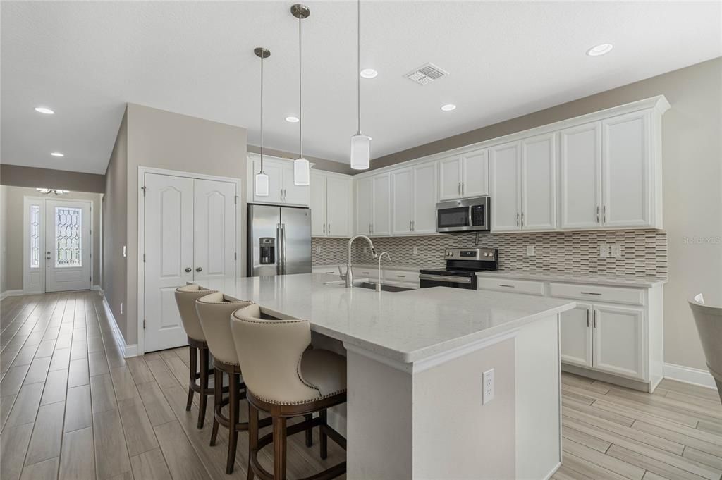 Под контрактом: $2,900 (4 спален, 3 ванн, 2536 Квадратных фут)