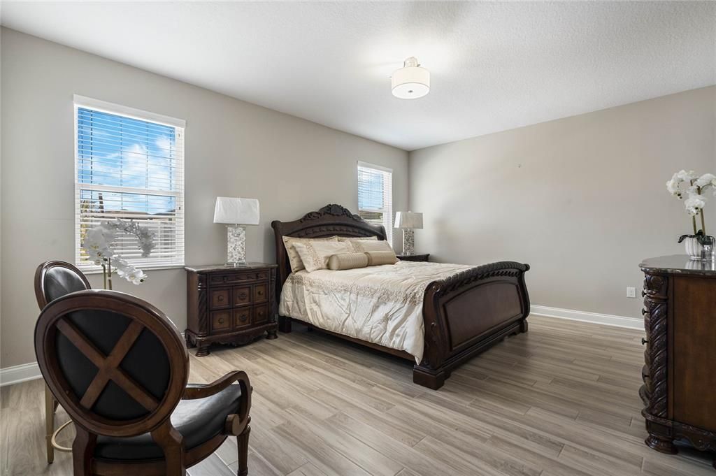 Под контрактом: $2,900 (4 спален, 3 ванн, 2536 Квадратных фут)