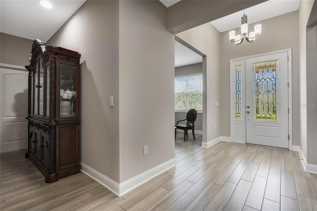 Под контрактом: $2,900 (4 спален, 3 ванн, 2536 Квадратных фут)