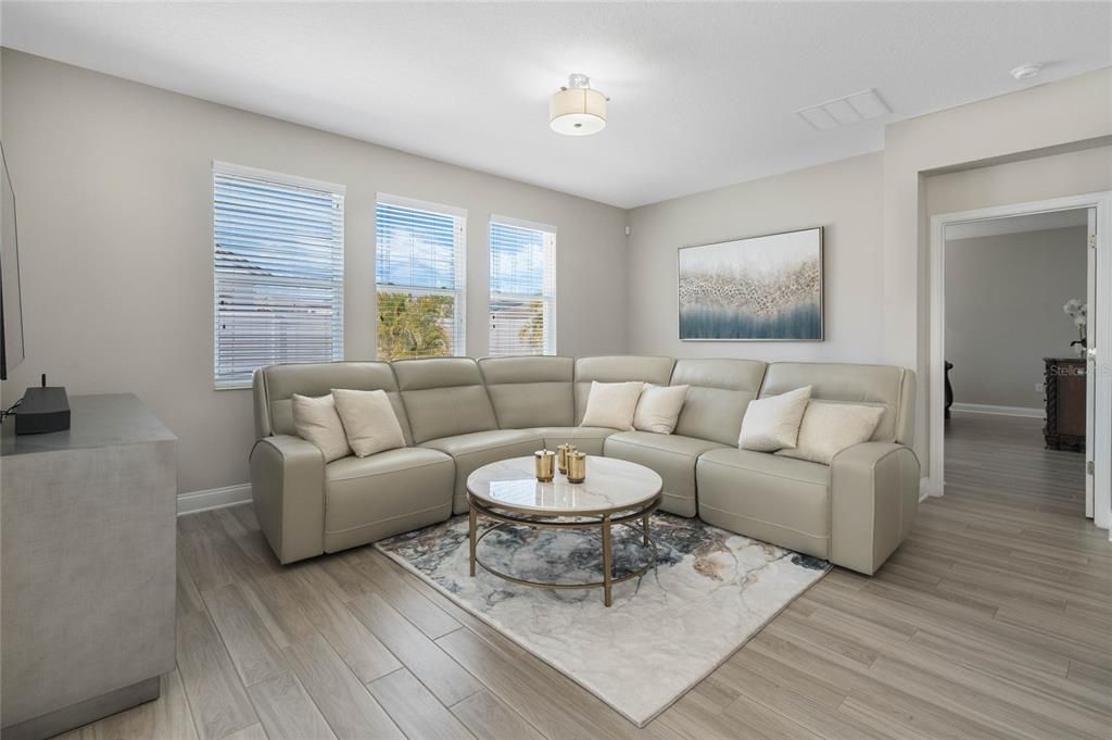 Под контрактом: $2,900 (4 спален, 3 ванн, 2536 Квадратных фут)