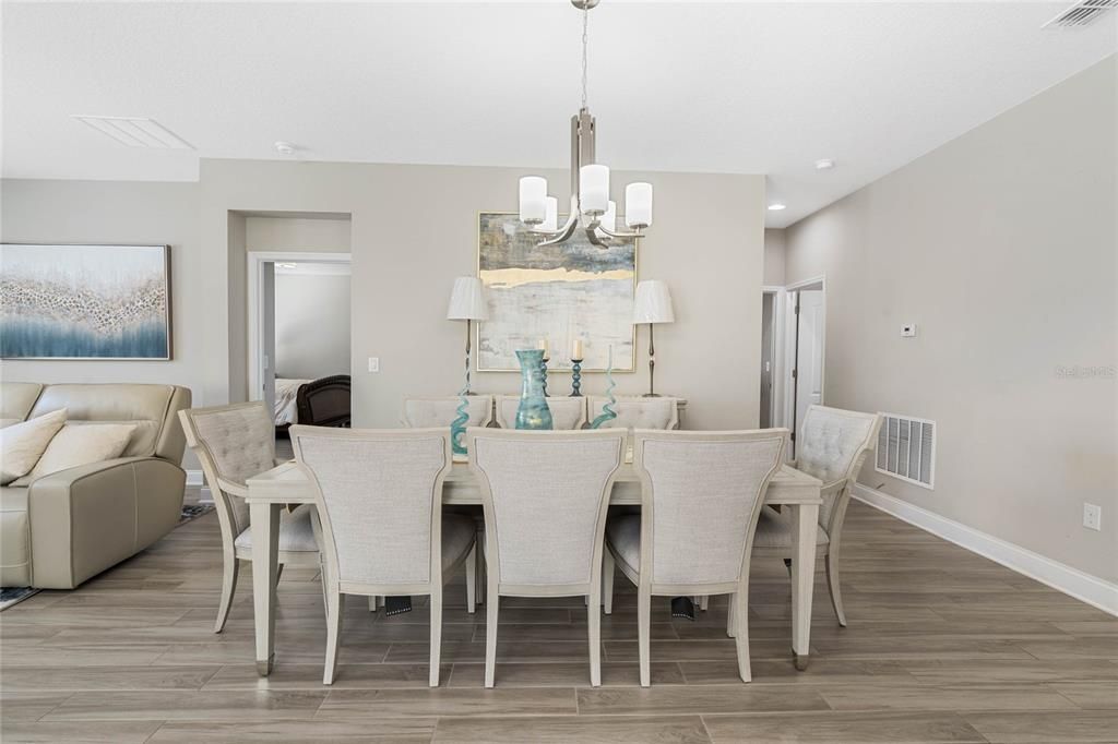 Под контрактом: $2,900 (4 спален, 3 ванн, 2536 Квадратных фут)