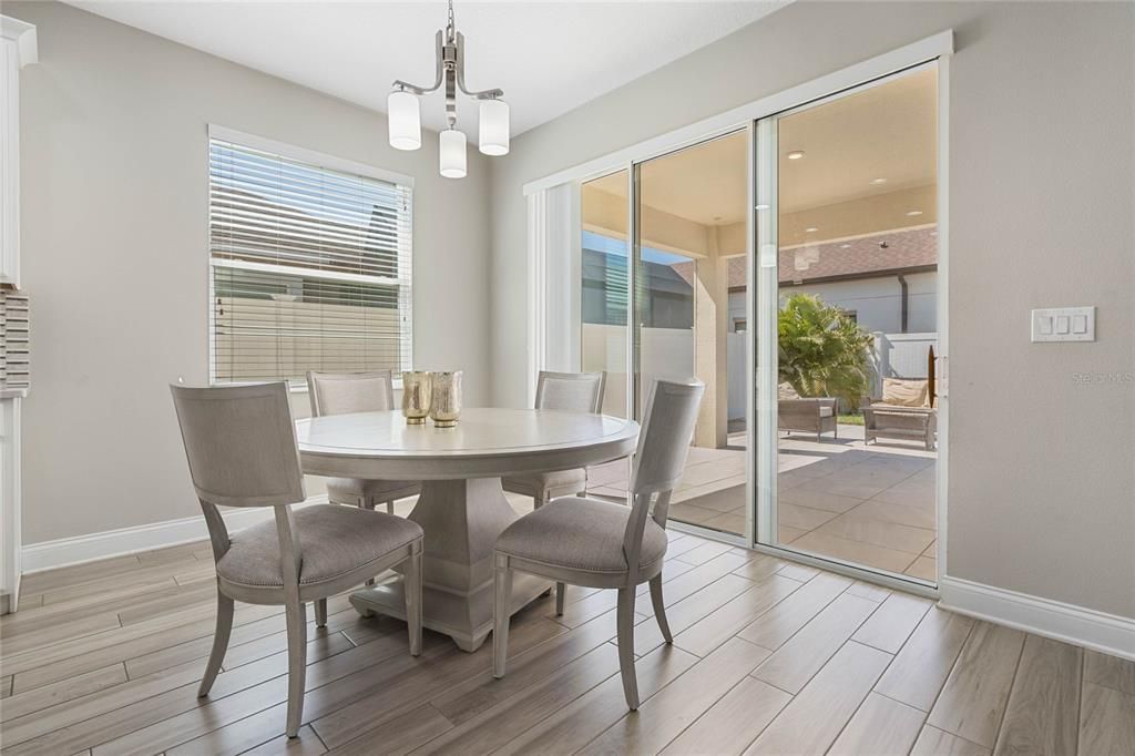 Под контрактом: $2,900 (4 спален, 3 ванн, 2536 Квадратных фут)