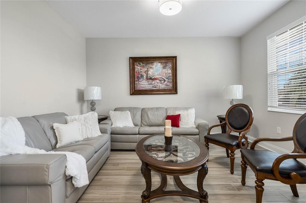 Под контрактом: $2,900 (4 спален, 3 ванн, 2536 Квадратных фут)