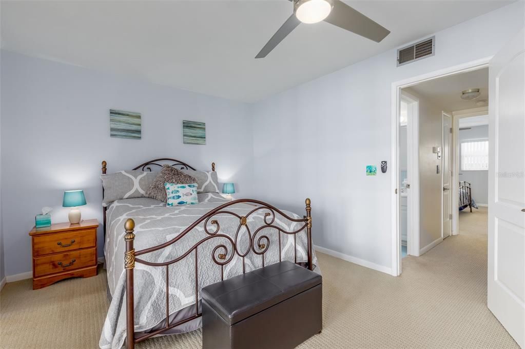 待售: $269,000 (2 贝兹, 2 浴室, 1100 平方英尺)