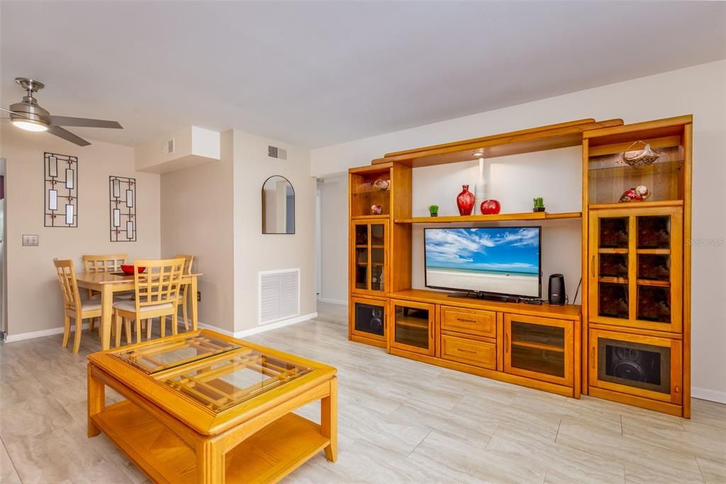 待售: $269,000 (2 贝兹, 2 浴室, 1100 平方英尺)