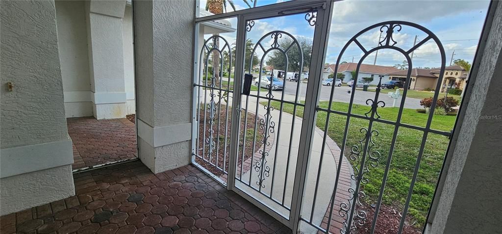 For Rent: $2,900 (3 beds, 2 baths, 2288 Square Feet)