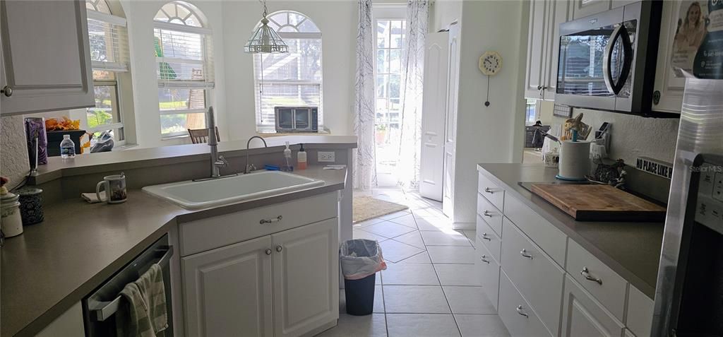 For Rent: $2,900 (3 beds, 2 baths, 2288 Square Feet)