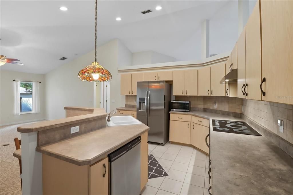 Activo con contrato: $419,900 (3 camas, 3 baños, 2079 Pies cuadrados)