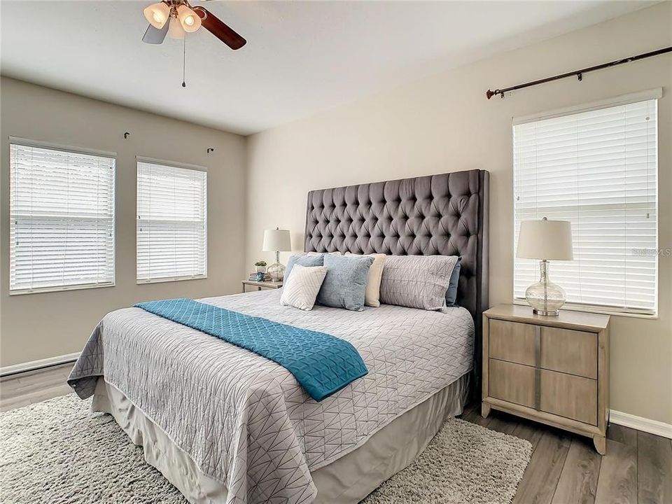 合同活跃: $3,000 (5 贝兹, 2 浴室, 2345 平方英尺)