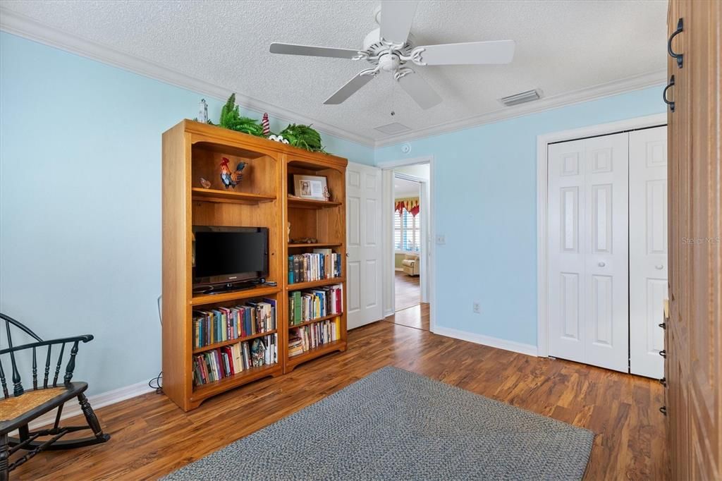 合同活跃: $335,000 (3 贝兹, 2 浴室, 1392 平方英尺)