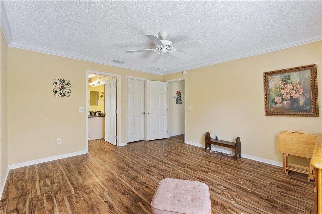 合同活跃: $335,000 (3 贝兹, 2 浴室, 1392 平方英尺)