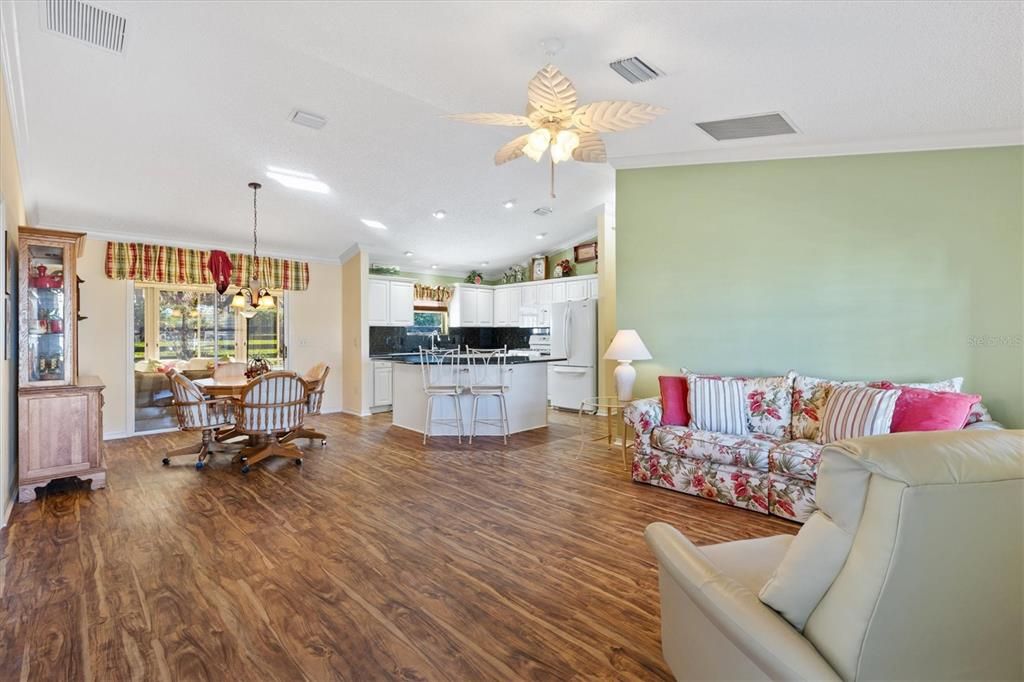 合同活跃: $335,000 (3 贝兹, 2 浴室, 1392 平方英尺)