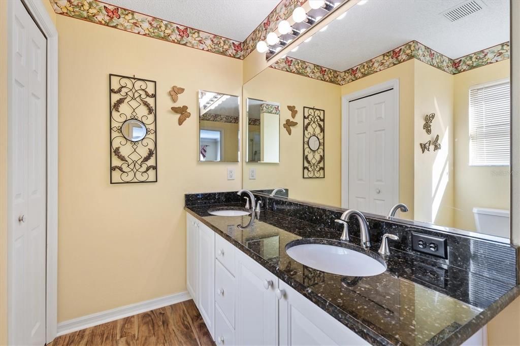 合同活跃: $335,000 (3 贝兹, 2 浴室, 1392 平方英尺)