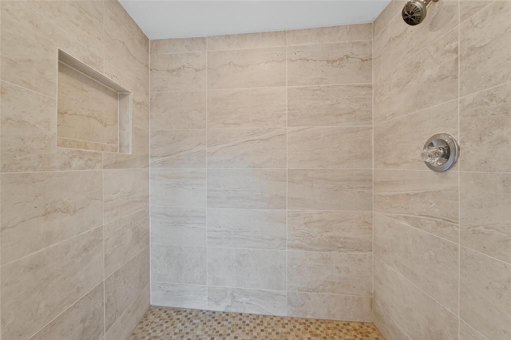 Activo con contrato: $630,000 (4 camas, 3 baños, 2240 Pies cuadrados)