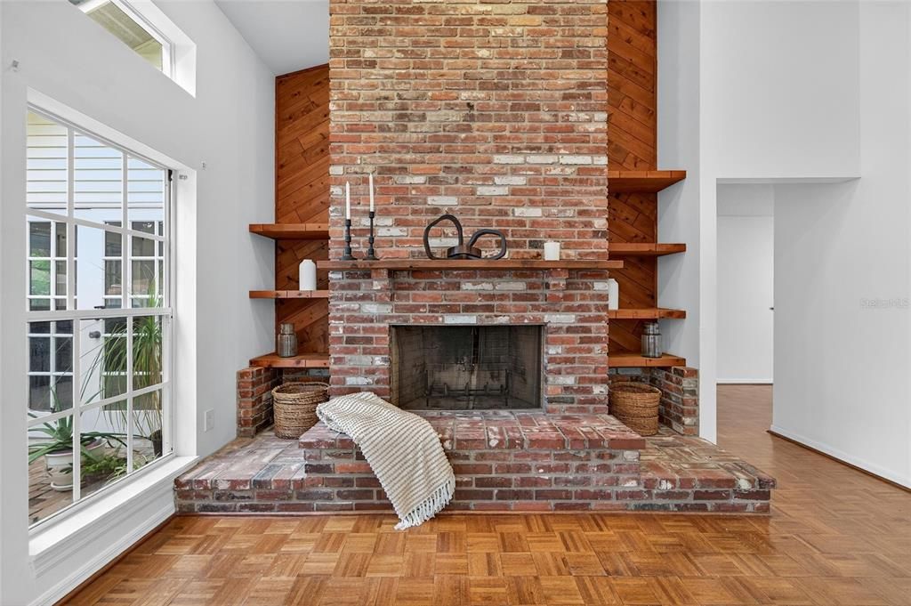 Activo con contrato: $630,000 (4 camas, 3 baños, 2240 Pies cuadrados)