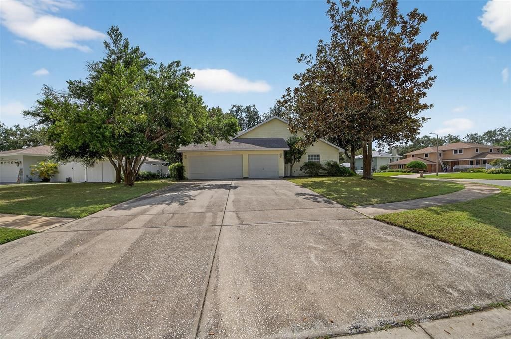 Activo con contrato: $630,000 (4 camas, 3 baños, 2240 Pies cuadrados)