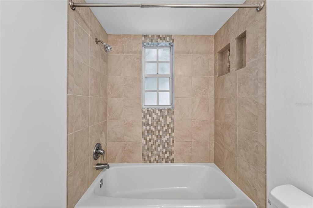 Activo con contrato: $630,000 (4 camas, 3 baños, 2240 Pies cuadrados)