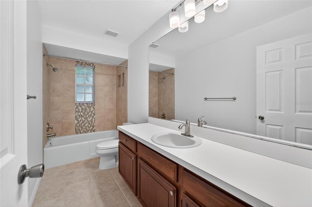 Activo con contrato: $630,000 (4 camas, 3 baños, 2240 Pies cuadrados)