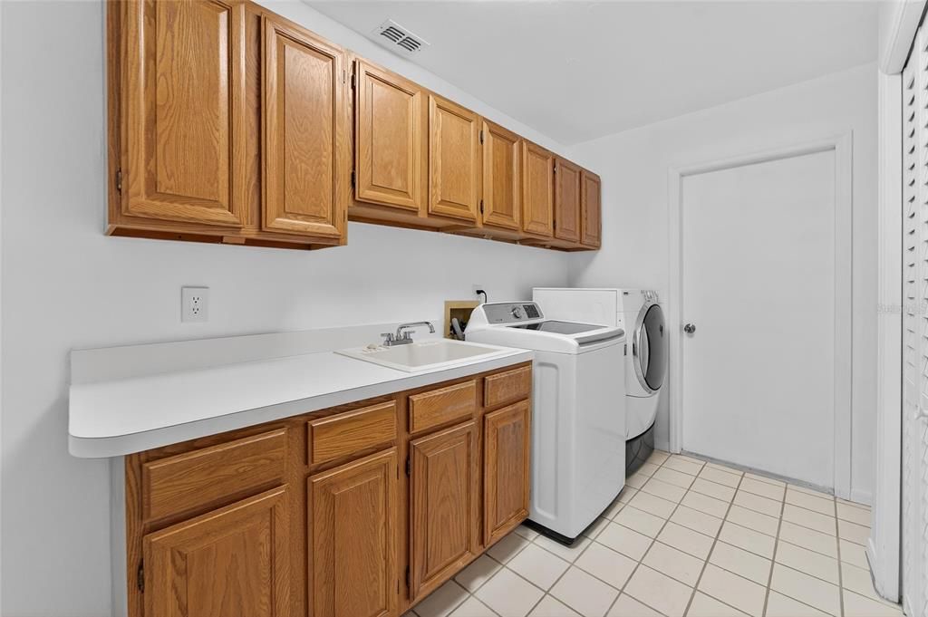 Activo con contrato: $630,000 (4 camas, 3 baños, 2240 Pies cuadrados)