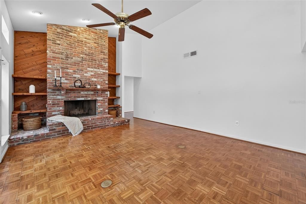 Activo con contrato: $630,000 (4 camas, 3 baños, 2240 Pies cuadrados)