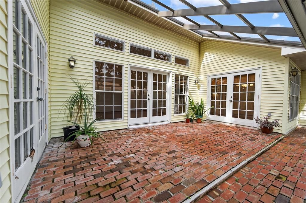 Activo con contrato: $630,000 (4 camas, 3 baños, 2240 Pies cuadrados)