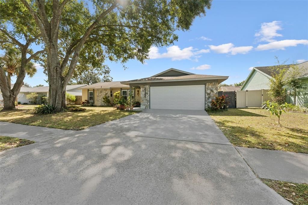 Active With Contract: $442,000 (3 beds, 2 baths, 1688 Square Feet)