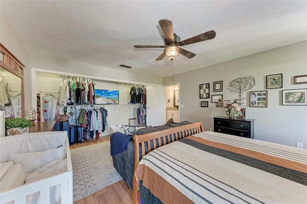 合同活跃: $799,000 (3 贝兹, 2 浴室, 1877 平方英尺)