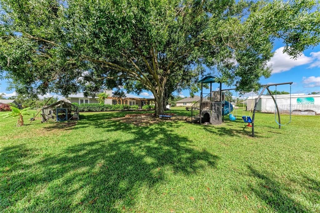 合同活跃: $799,000 (3 贝兹, 2 浴室, 1877 平方英尺)