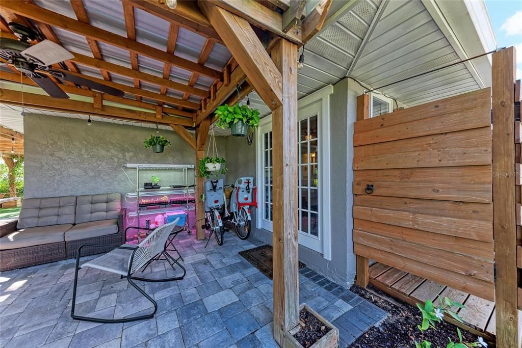 合同活跃: $799,000 (3 贝兹, 2 浴室, 1877 平方英尺)