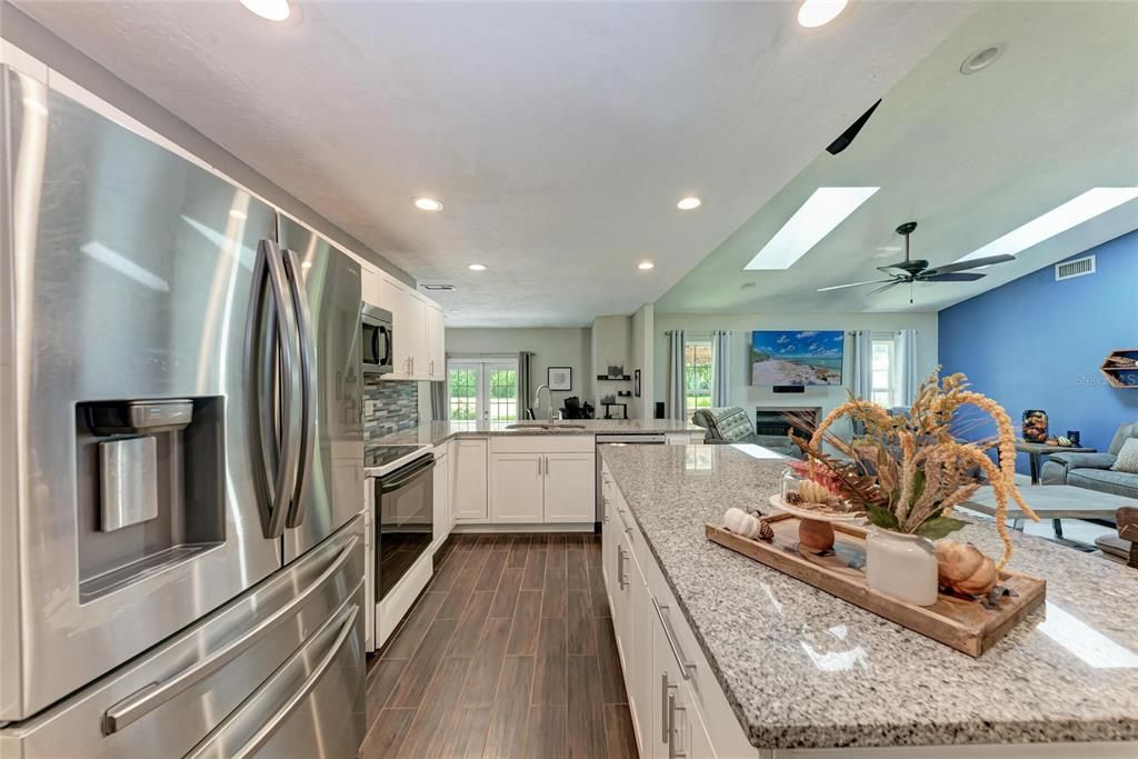 合同活跃: $799,000 (3 贝兹, 2 浴室, 1877 平方英尺)