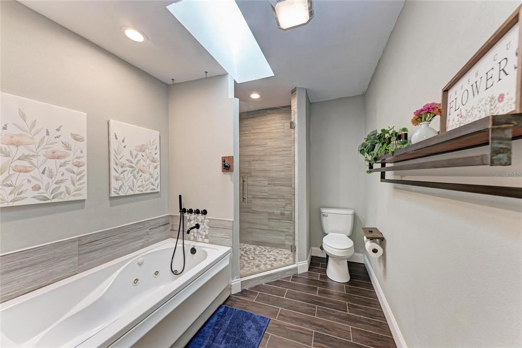 合同活跃: $799,000 (3 贝兹, 2 浴室, 1877 平方英尺)