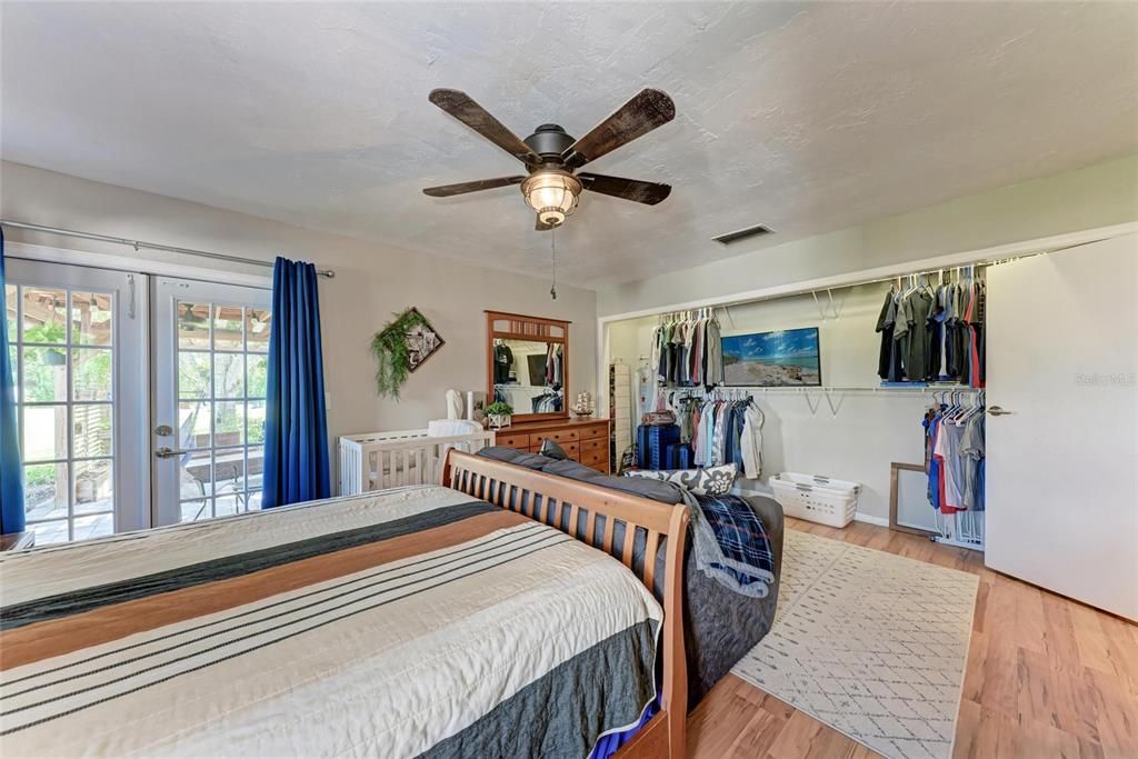 合同活跃: $799,000 (3 贝兹, 2 浴室, 1877 平方英尺)