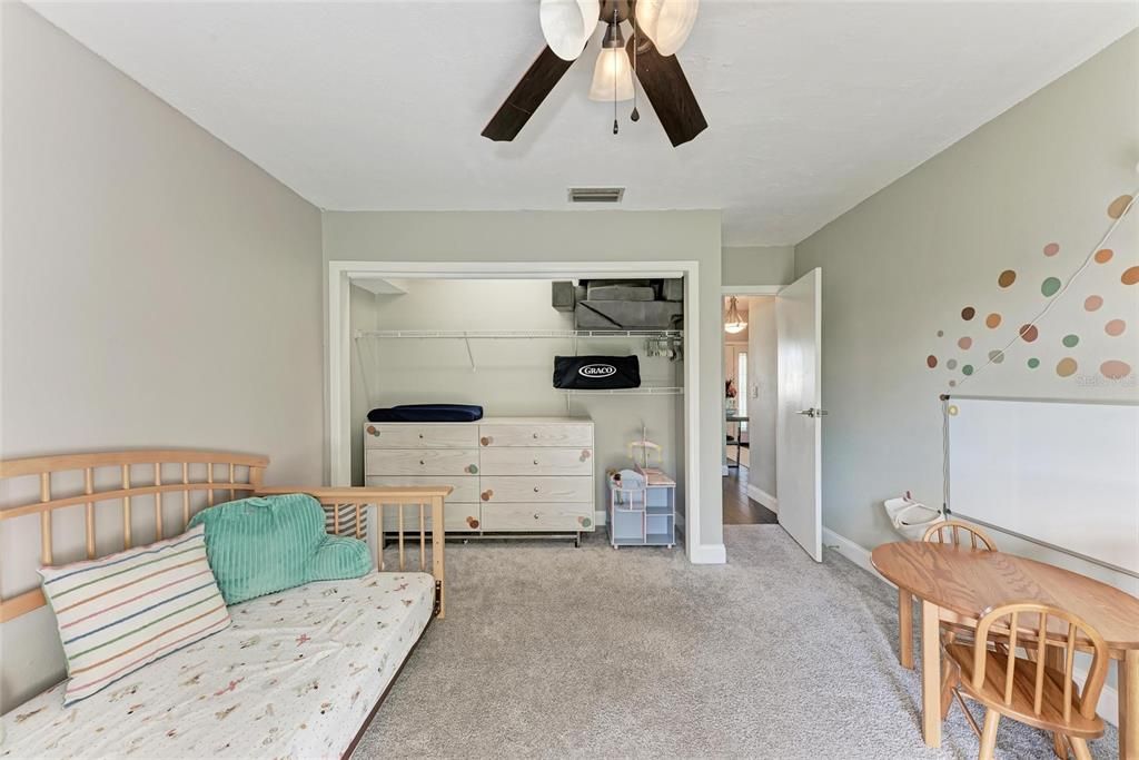 合同活跃: $799,000 (3 贝兹, 2 浴室, 1877 平方英尺)