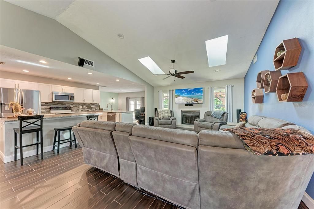 合同活跃: $799,000 (3 贝兹, 2 浴室, 1877 平方英尺)