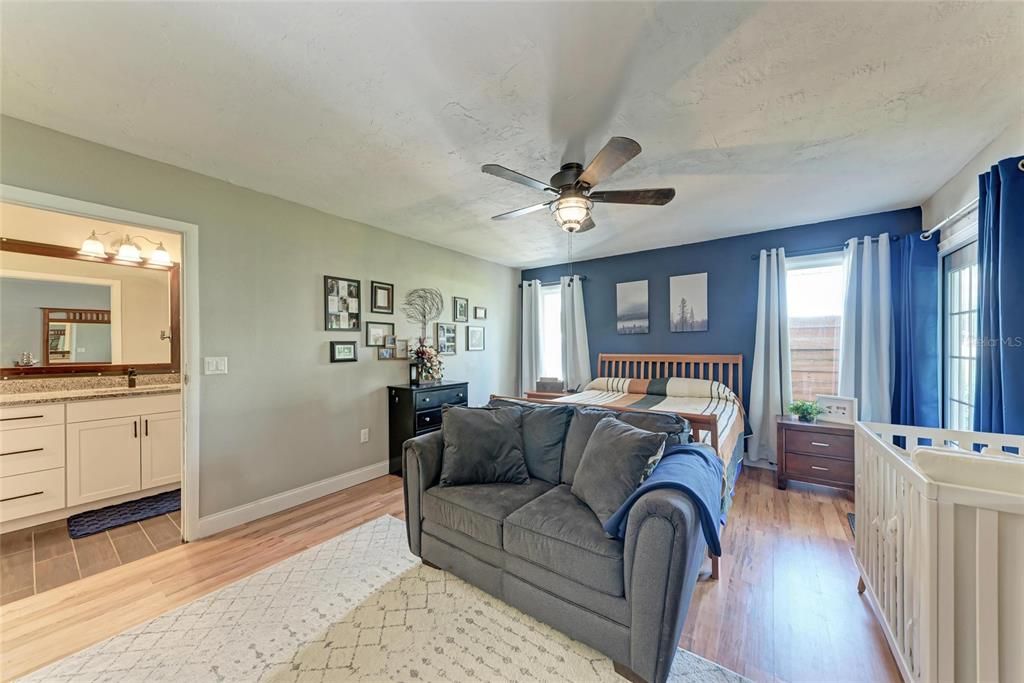 合同活跃: $799,000 (3 贝兹, 2 浴室, 1877 平方英尺)